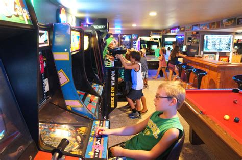 Arcade Full Of Summer Camp Kids Coin Op Videogame Arcade Pinball