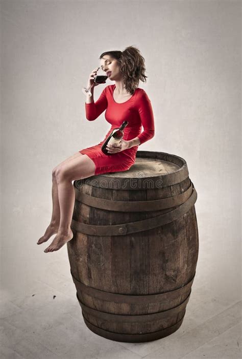 mooie vrouw die een glas wijn drinkt stock afbeelding image of zitting wijnmakerij 39499305
