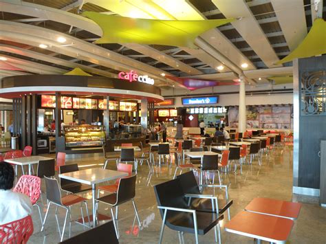 The orlando airport main terminal has a central food court with many different chain food restaurants, like mcdonalds, pizza places and more. Your Best Gluten Free Airport Food Options