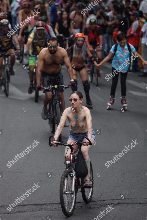 Hundreds Cyclists Participate World Naked Bike Foto De Stock De