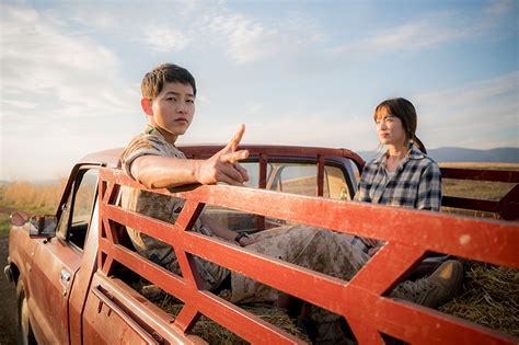 Taeyangeui huye;the sun's descendants;taeyangui huye; Song Joong Ki Is a Proper Gentleman in Behind-the-Scenes ...