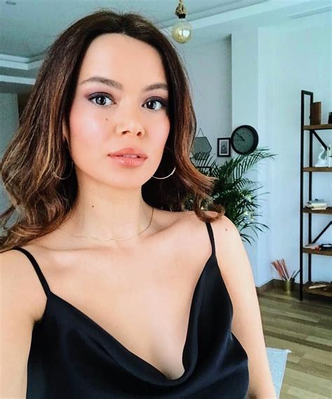 Seray Kaya On Instagram Women Turkish Actors Fashion