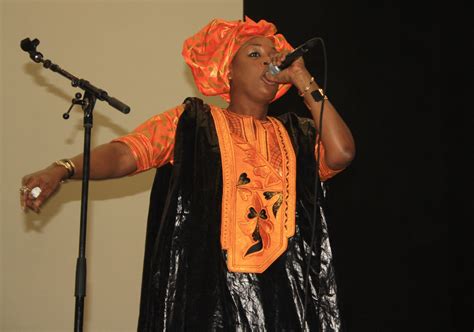 La Chanteuse Sénégalaise Titi Séduit Conakry Afroguinée Magazine