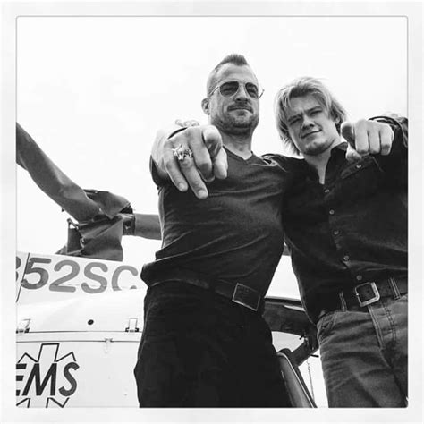 George Eads And Lucas Till Mc Gyver Bombones Leones