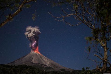 Electrifying Shots Of Mexican Volcanic Eruption Daily Mail Online