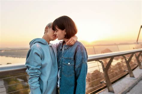 Genau Von Den Jungen Liebevollen Lesben Paare Die Den Spaß Geht Zwei Frauen Zu Küssen