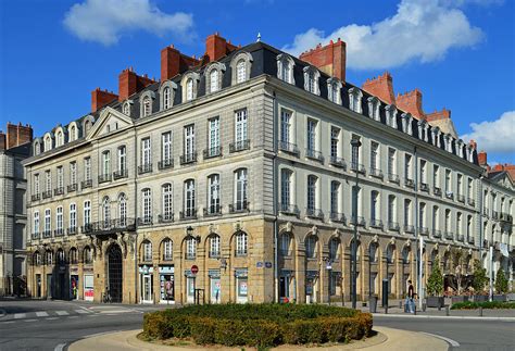 Téléviseur à écran plat avec chaînes par câble. Hôtel de La Villestreux — Wikipédia