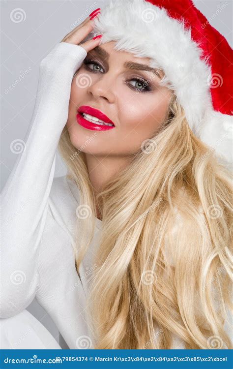 Het Mooie Sexy Blonde Vrouwelijke Model Kleedde Zich Als Santa Claus In Een Rood Glb Stock Foto