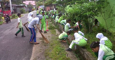 Membangun sebuah masjid di lingkungan masyarakat. Tugas Sekolah: Manfaat dan Contoh Gotong Royong Bagi ...