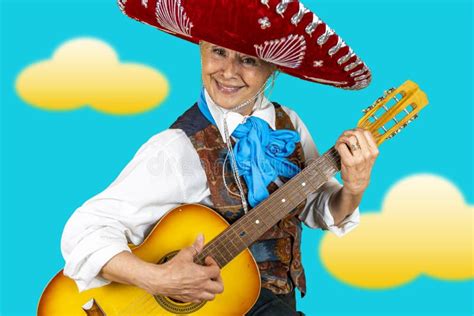 Portrait Drôle De Femme Mature Une Dame Jouant De La Guitare Habillée En Mariachi Mexicain