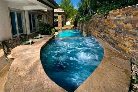 There are different types of swimming pools that you can choose from, depending on your price range, where you want to place the pool, the layout and design of the pool, whether you. 30 Fascinating Small Inground Pool Ideas for Your Backyard ...