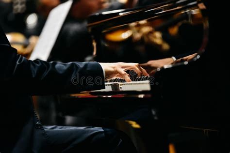 Pianist Der Bei Einem Konzert Auf Einem Klavier Spielt Von Der Seite