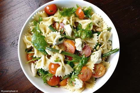 Here's the one pasta salad recipe you need right now. Pastasalade met kip, pesto en haricots vers - Lovemyfood.nl