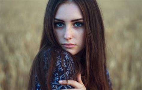 Brown Hair Blue Eyed Girl Girl With Blue Eyes And Brown Hair