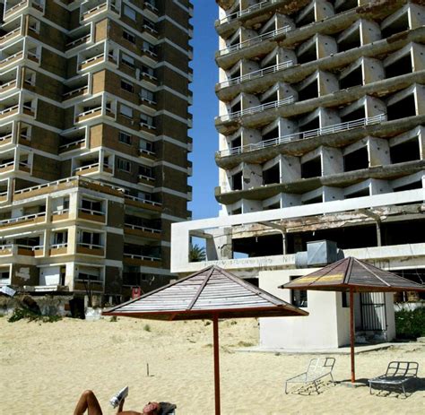 Varosha war einst ein hotspot für touristen, fristet seine zeit jedoch seit 1974 als geisterstadt. Zypern: Nur ein Zaun trennt Touristen von den Hotelruinen ...