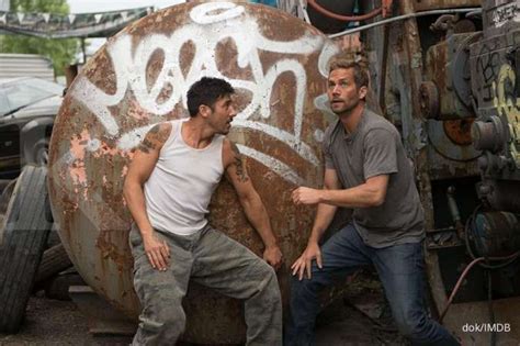 Bintang fast and furious itu meninggal bersama temannya, roger rodas, dalam kecelakaan tunggal di santa clarita, california. Ini film terlaris Paul Walker yang sayang untuk dilewatkan