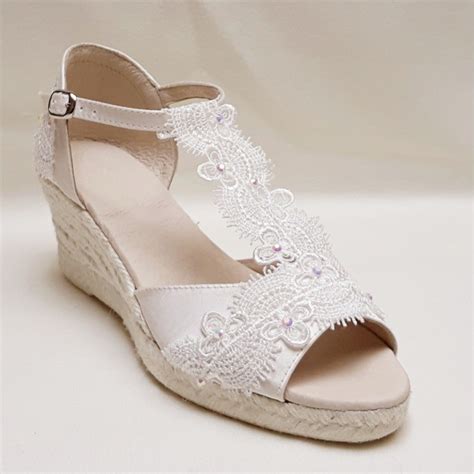 Las alpargatas o cuñas para novias llevan varios años haciéndose un hueco en el estilismo nupcial de las bodas de verano. Alpargatas de novia con cuñas bajas de 6,5cm. Personalizables!