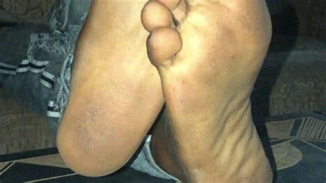 Sak Boy Abre S Wrinkly Soles Crossed While Rubbing Together On Top Of