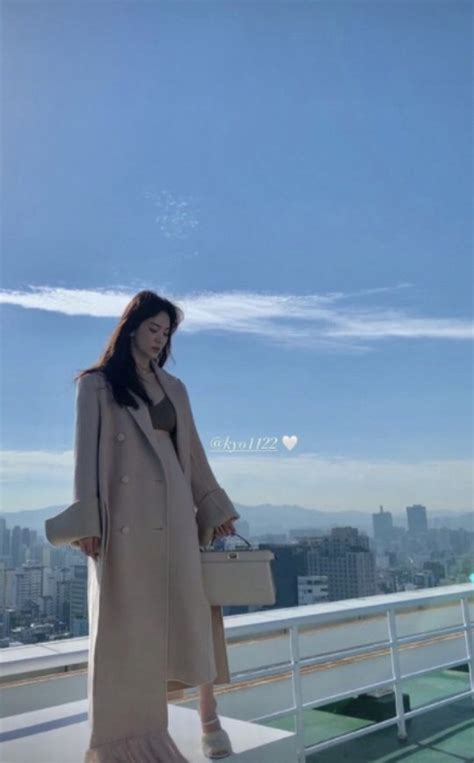 Chosun Online 朝鮮日報 ソン・ヘギョ、ビルの屋上でグラビア撮影「ロングコート似合ってる」