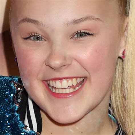 Jojo Siwa Makeup Beige Eyeshadow Black Eyeshadow And Pink Lipstick