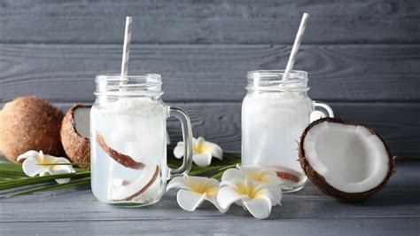 Agua De Coco ¿por Qué Es Tan Bueno Tomarla Y Cómo Prepararla Gastrolab