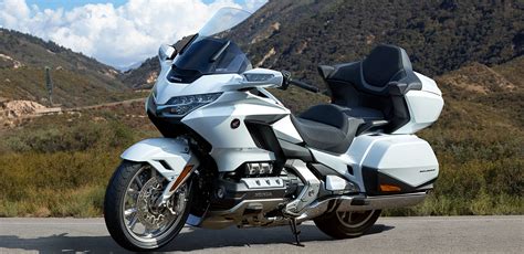The honda gold wing has always been a spectacular touring bike, ever since the first gl1000 back in 1975. デザイン | Gold Wing | Honda