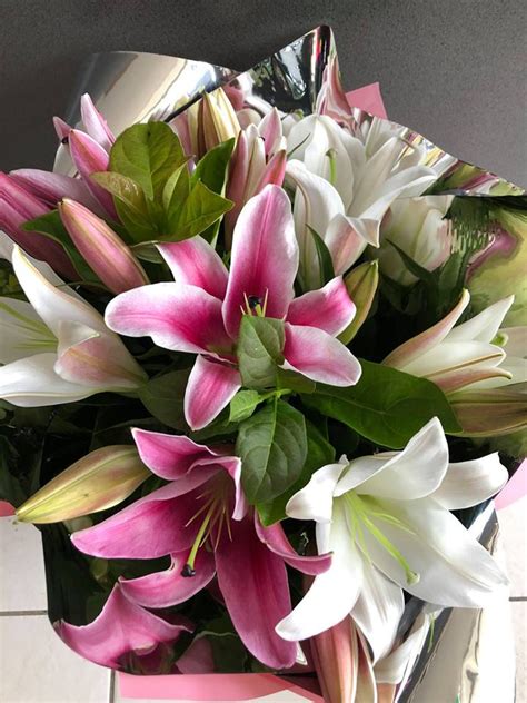 Oriental Lily Bouquet 50 100 Jans Flower Shoppe