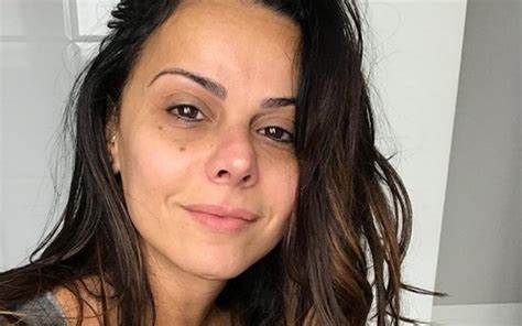 Viviane Araújo Posa Com Cara De Sono E Filosofa A Vida é Um Pouco Bruta Quem Quem News