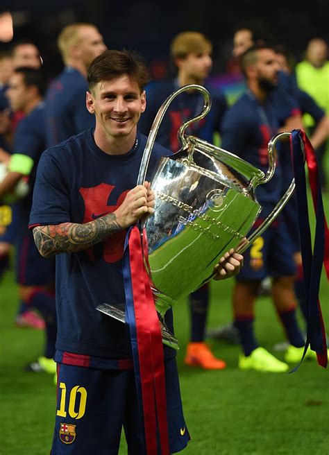 Barely 2 hours after the world cup departed abuja for lagos, the bundesliga trophy has arrived abuja for a public viewing on saturday, 10th march courtesy of. Lionel Messi of Barcelona celebrates with the trophy after the UEFA... | Caras do futebol ...