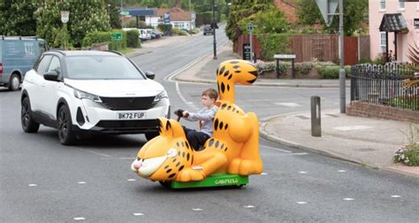 Il transforme un fauteuil roulant électrique en une voiture à l effigie