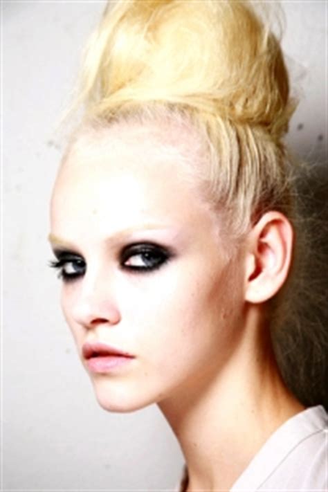 Bleached Nude Eyebrows Still A Trend Becomegorgeous Com