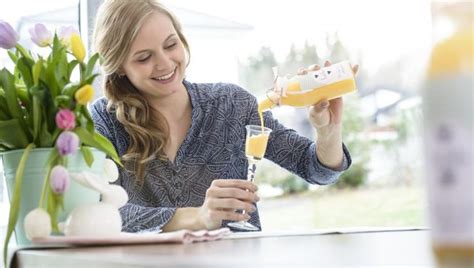 Antje brandt vom geflügelhofs braune mit ihren eierlikören, die nicht mehr so heißen dürfen. Eierlikör in Flasche | Etikettenvorlagen, Etiketten ...