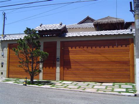 Frente De Casas Com Muro E Garagem