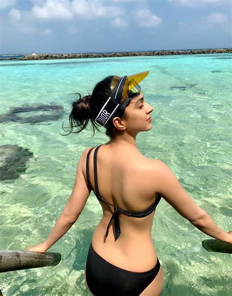 Kiara Advani Hot And Sexy Photos This Diva Has Proved She Is The Queen Of Plunging Necklines