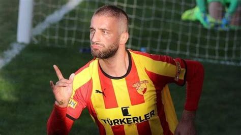 Kariyer sayfasında alpaslan öztürk isimli futbolcunun sezon bazında takımının yer almış olduğu turnuvalardaki maç, gol, asist, sarı kart, kırmızı kart, oyuna girme, oyundan alınma. Alpaslan Öztürk Göztepe'de Kalmak İstediğini Söyledi