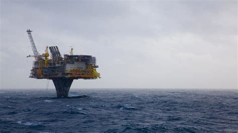 6 Most Impressive Oil Platforms Of The Seas
