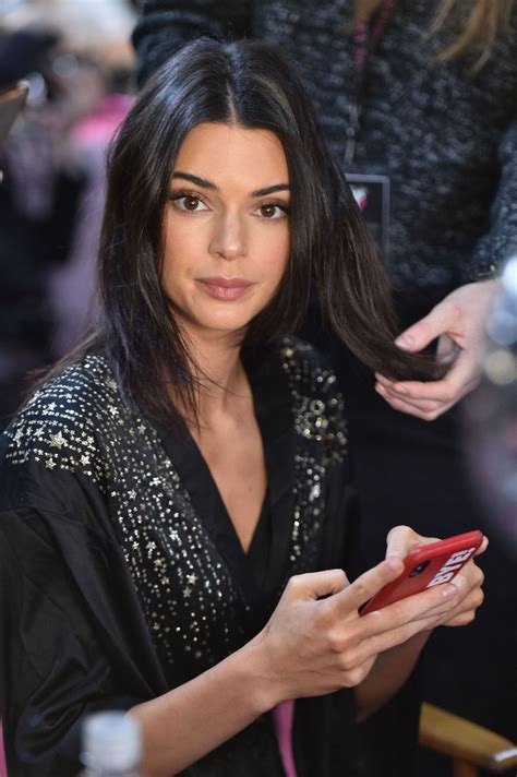 24 Kendall Jenner Vs Show Pictures