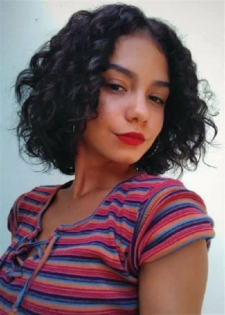 25 Gorgeous Middle Part Curly Hairstyles For Women Curly Hair Photos Hair Looks Short Curly Hair