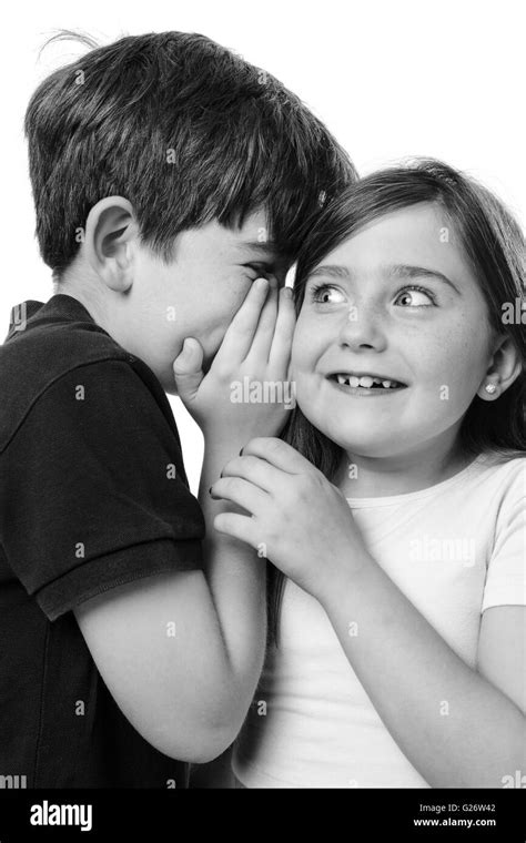 Dos Niños Susurrando En Cada Oído Otros Comparten Un Secreto