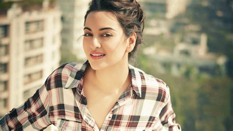 Sonakshi Sinha Rare And Beautiful Hd Wallpaper Collection ~ Facts N