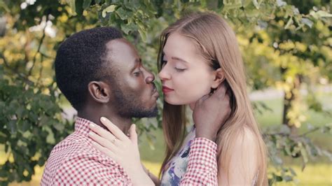 Festzelt Vergeben Impfen Interracial Kissing Einbruch Ernennen Lager