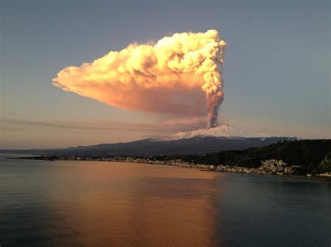 Per eruzioni dell'etna si intende un elenco degli eventi eruttivi noti verificatisi sul vulcano etna, in sicilia. Eruzione Etna, chiuso aeroporto di Reggio Calabria ...