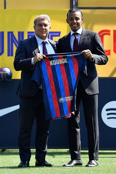 صور برشلونة يقدم لاعبه الجديد الفرنسي جول كوندي إلى وسائل الإعلام