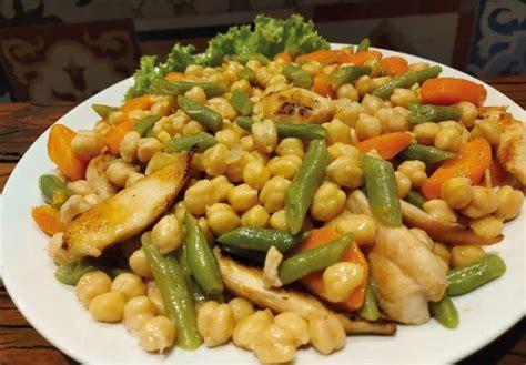 Receita de Salada de grão de bico com legumes e frango Comida e Receitas