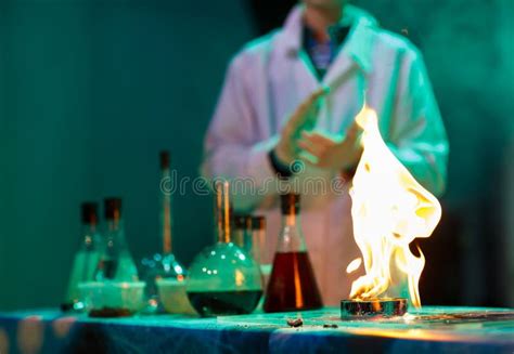 Esperimenti In Un Laboratorio Di Chimica Eseguire Un Esperimento In