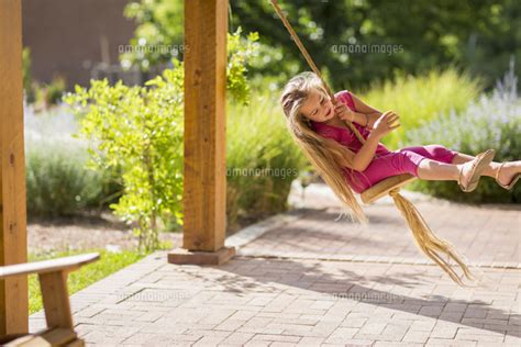 caucasian girl on swing[11018045357]の写真素材・イラスト素材｜アマナイメージズ