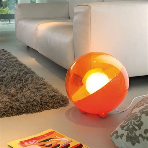 Die led bodenleuchten sind in modernen vielfältigen modellen und designs zu finden, sa dass sie die passende variante für ihr wohnzimmer, schlafzimmer oder den flur leicht finden können. Tolle Ideen für LED Bodenleuchten! - Archzine.net