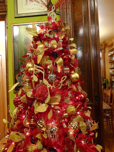 Luxirare's edible christmas tree is made from rosemary. 40 Gold Christmas Tree Decorations Ideas For Coming ...