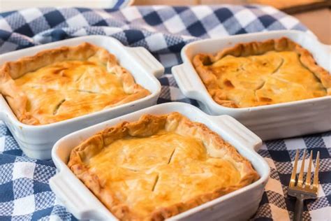 Cauliflower and cheese create a crust to hold chicken breast, bacon, and vegetables in the sty. Individual Chicken Pot Pies Made with Pie Crust (Makes 3 ...