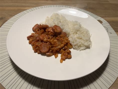 Rijst met Witte Bonen in Tomatensaus en Rookworst Brutsellog